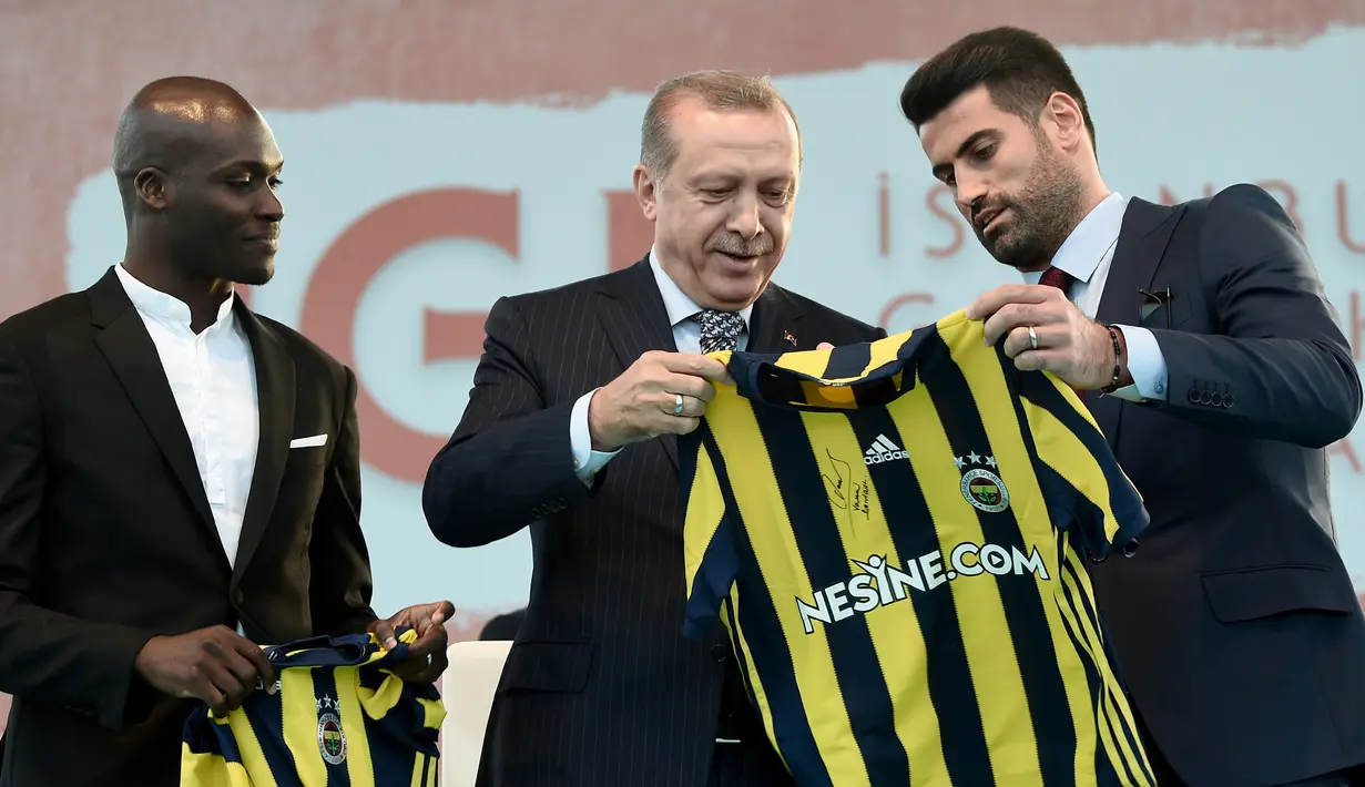 Recep Tayyip Erdogan (tengah) menerima jersey saat menghadiri Istanbul Youth Festival di Istanbul, Turki, Kamis (4/5). Pemberian jersey tersebut sebagai bentuk dukungan untuk Erdogan untuk menyelesaikan konflik Suriah. (AFP PHOTO / OZAN KOSE)