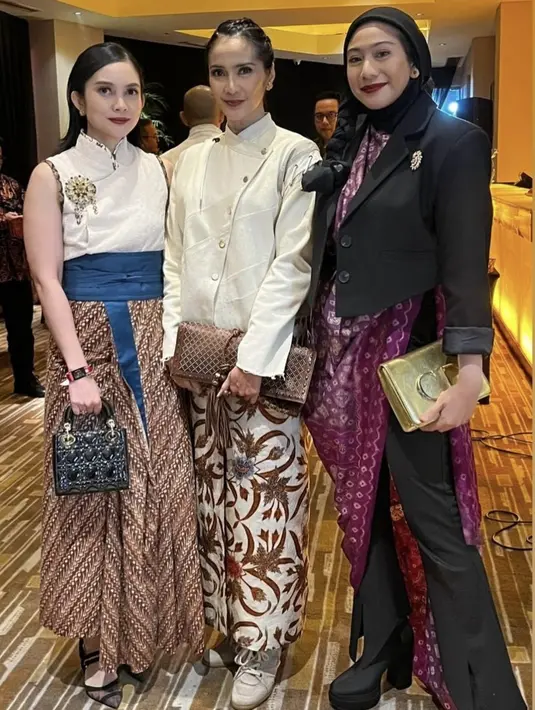 Maudy Koesnaedi tampil mengenakan beskap modern warna putih, dipadukan bawahan kain batiknya. [@maudykoesnaedi]