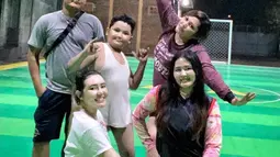 Tidak hanya sendiri, biasanya Via Vallen berolahraga futsal bersama dengan keluarga. Terlihat ada Mella Rossa sang adik dan kerabat dekatnya. Via terlihat sumringah dan antusias saat ia berolahraga di lapangan futsal. (Liputan6.com/IG/@viavallen)