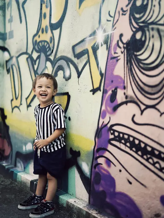 Wah tampaknya sejak kecil Bjorka sudah berbakat jadi model. Lihat betapa imutnya saat ia sedang berpose. (Foto: instagram.com/ringgoagus)