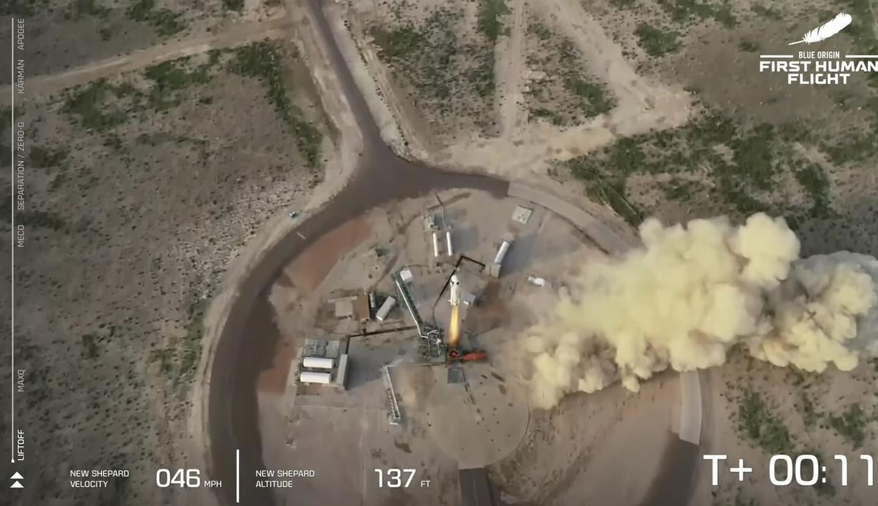 Roket New Shepard Blue Origin lepas landas dari landasan peluncuran pelabuhan antariksa dekat Van Horn, Texas, Amerika Serikat, Selasa (20/7/2021). Peluncuran ini menandai masuknya Blue Origin milik Jeff Bezos ke pasar penerbangan luar angkasa pribadi. (Blue Origin via AP)