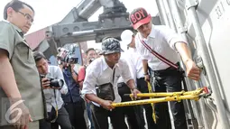 Petugas membuka kontainer di Pelabuhan Tanjung Priok, Jakarta, Senin (6/7/2015). Badan POM RI menyita 8 kontainer produk pertanian dan kosmetik ilegal dengan nilai Rp 13,5 miliar. (Liputan6.com/Faizal Fanani)