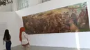 Pengunjung lukisan Penyerangan Pasukan Mataram ke Batavia karya S.Sudjojono yang dipamerkan pada pameran seni rupa koleksi nasional #2 yang bertema Lini Transisi di Galeri Nasional, Jakarta, Selasa (13/8/2019). Pameran berlangsung hingga 31 Agustus mendatang. (Liputan6.com/Helmi Fithriansyah)
