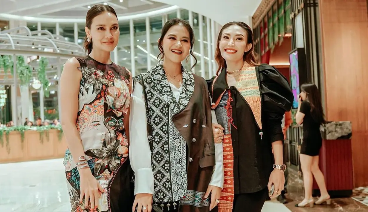 Saat menghadiri acara fashion show, Kahiyang Ayu tampil elegan mengenakan busana etnik. Ia tampil dengan busana etnik bernuansa hitam dan putih. Ibu tiga anak ini memadukan kemeja putih dengan vest tenun. Gaya rambutnya yang ditata sanggul modern membuatnya tak kalah menawan dengan Luna Maya dan Ayu Dewi. (Liputan6.com/IG/@ayanggkahiyang)