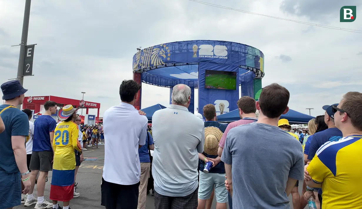 Suporter dari berbagai negara menyaksikan pertandingan melalui layar raksasa di area Fan Zone MetLife Stadium saat laga Prancis melawan Swedia pada babak 32 besar Piala Dunia 2026 di New York, New Jersey, Amerika Serikat, Selasa (30/6/2026) waktu setempat atau Rabu (1/7/2026) dini hari WIB. Fan Zone menjadi titik berkumpul penggemar yang belum masuk ke dalam stadion. (KLY Sports/Hery Kurniawan)