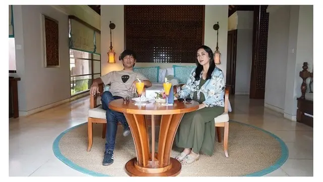 7 Potret Mesra Rian D'Masiv dan Istri yang Jarang Tersorot