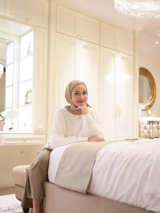 Selain itu, Dhatu Rembulan juga terlihat memesona dengan gaya hijabnya. (FOTO: instagram.com/dhaturembulan/)