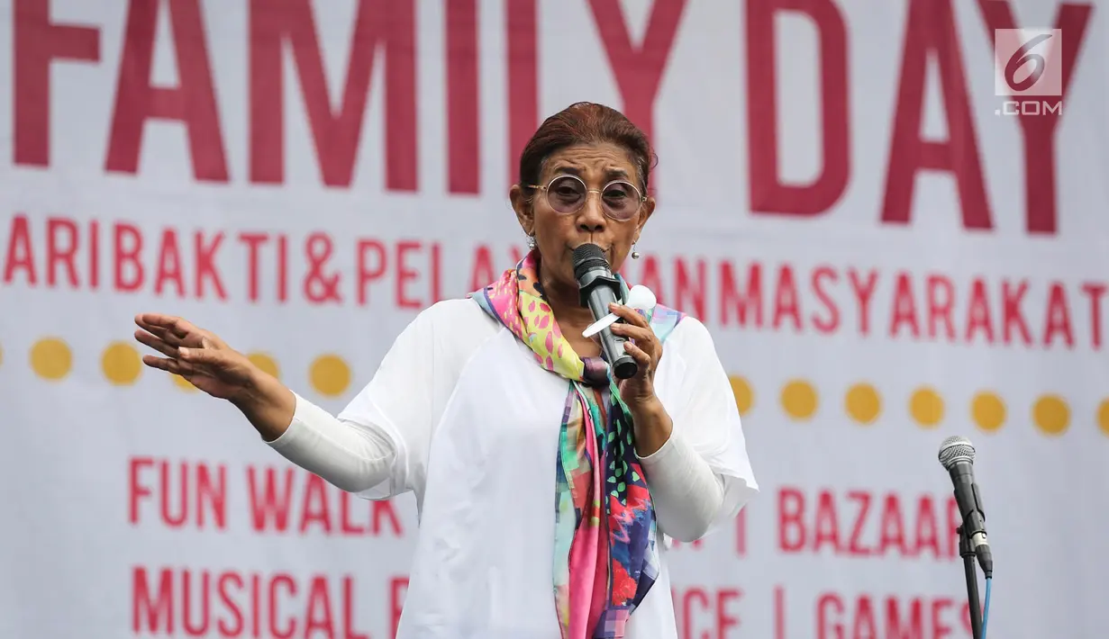 Menteri KKP Susi Pudjiastuti memberi sambutan acara Family Day AGP di Pasar Akhir Pekan SCBD, Jakarta, Minggu (25/11). Susi mengajak masyarakat perang melawan plastik karena susah terurai dan menjadi penyumbang sampah terbesar. (Liputan6.com/Fery Pradolo)