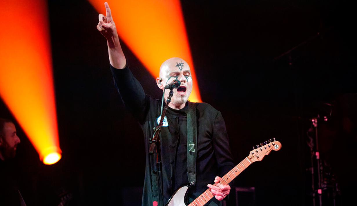 Billy Corgan dari The Smashing Pumpkins tampil di Metro, Chicago, Amerika Serikat, 20 September 2022. (Photo by Rob Grabowski/Invision/AP)