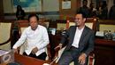 Kepala BIN, Sutiyoso (Kiri) bersama Ketua Komisi I DPR, Mahfudz Siddiq berbincang saat rapat kerja dengan Komisi I DPR RI, Jakarta, Senin (28/92015). Rapat membahas isu- yang berhubungan dengan intelejen Indonesia. (Liputan6.com/Johan Tallo)