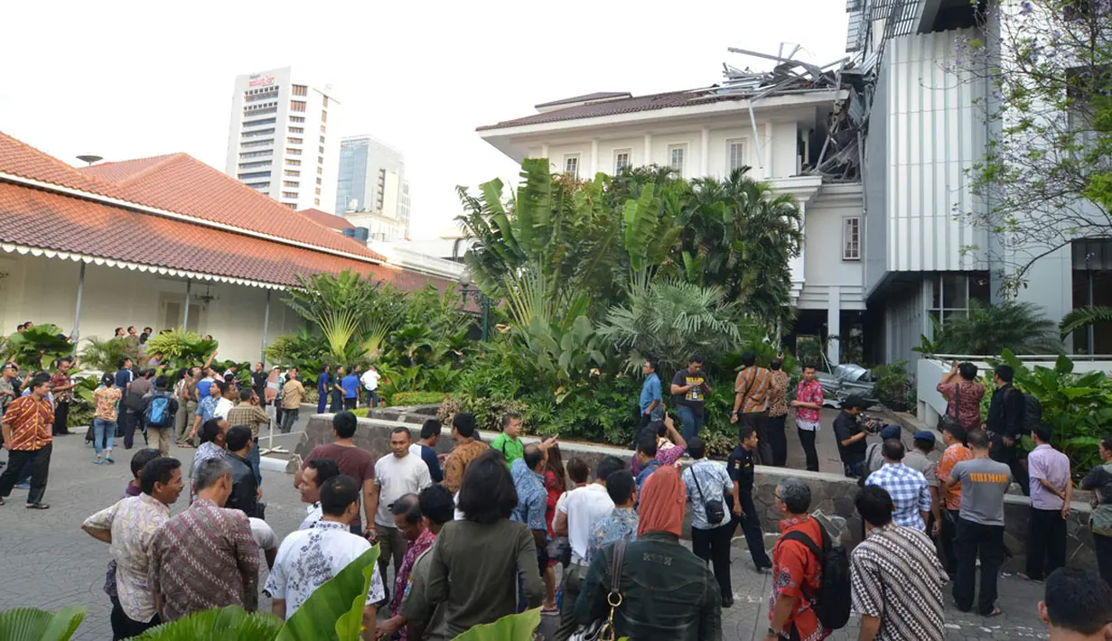 Robohnya plafon atau kanopi gedung blok G mengundang perhatian sejumlah pegawai yang berdinas di  Balai Kota Jakarta, (28/8/2014). (Liputan6.com/Johan Tallo)