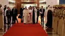 Paus Fransiskus tersenyum saat tiba di bandara Internasional Abu Dhabi di Uni Emirat Arab (3/2). Kunjungan ini menjadi momen bersejarah karena menjadi kunjungan pertama Paus Fransiskus di Jazirah Arab. (AP Photo/Andrew Medichini)