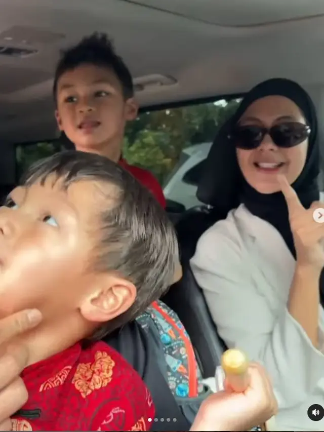 Masih Proses Cerai, Ini 6 Potret Baim Wong dan Paula Kompak Urus Anak di Hari Imlek