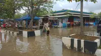 Banjir rob melanda di kawasan Pantai Tanjung Pasir, Teluknaga, Kabupaten Tangerang jelang akhir 2022. (Liputan6.com/Pramita Tristiawati)