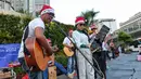 Musisi mengelar pertunjukan musik bernuansa Natal di jalur Pedestrian Bundaran HI, Jakarta Pusat, Selasa (20/12/2022). Pergelaran musik bernuansa Natal tersebut sebagai bentuk pertunjukan untuk menghibur warga yang melintas di Kawasan itu. (Liputan6.com/Angga Yuniar)