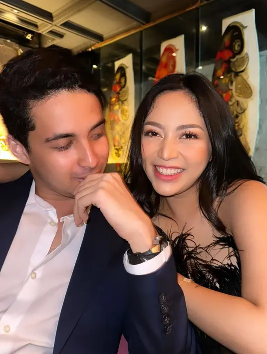 Dinner ala Rachel dan Salim. Rachel tampil dengan black little dress dengan detail strapless yang memamerkan bahunya, serta aksen bulu. Salim kembali tampil dengan setelan jas dan kemeja putih. Foto: Instagram.