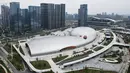 Foto udara pada 1 April 2022 ini menunjukkan Gymnasium Pusat Olahraga Olimpiade Hangzhou, tempat Asian Games ke-19, di Hangzhou di provinsi Zhejiang timur China. Asian Games ke-19 Hangzhou 2022 rencananya digelar pada 10-25 September 2022. (STR / AFP)