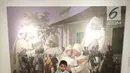 Seorang anak foto di depan lukisan saat pameran gambar Babad Diponegoro di Yogyakarta,  Minggu (10/2). 51 Seniman mengikuti acara pameran ini yang menceritakan perang Jawa Pangeran Diponegoro melawan penjajah Belanda. (Liputan6.com/Gholib)