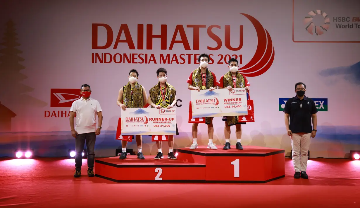 Pasangan ganda putra Jepang Takuro Hoki/Yugo Kobayashi (kanan) den pasangan ganda putra Indonesia Kevin Sanjaya Sukamuljo/Marcus Fernaldi Gideon berdiri di podium usai babak final Indonesia Masters 2021 di Nusa Dua, Bali, Minggu (21/11/2021). Kevin/Marcus kalah 11-21, 21-17, 19-21. (HUMAS PP PBSI)