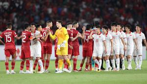 Para pemain Timnas Indonesia dan Vietnam saling berjabat tangan setelah berakhirnya laga leg pertama babak semifinal Piala AFF 2022 di Stadion Utama Gelora Bung Karno (SUGBK), Jumat (6/1/2023) sore WIB. Kedua tim kembali akan bertemu pada laga leg kedua tiga hari mendatang. (Bola.com/Bagaskara Lazuardi)