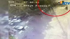 Rekaman CCTV memperlihatkan pengendara sepeda motor saat memasuki halaman Gereja Santa Maria Tak Bercela.  Pada saat sepeda motor memasuki halaman, ledakan pun terjadi dan tampak kepulan asap.