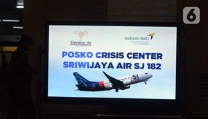 Posko Crisis Center Sriwijaya Air SJ-182 di Terminal 2D Bandara Soekarno-Hatta, Tangerang, Banten, Sabtu (9/1/2021). Hingga kini, beberapa keluarga dari 62 penumpang dan kru pesawat Sriwijaya Air SJ-182 masih menunggu informasi di tempat tersebut. (merdeka.com/Imam Buhori)