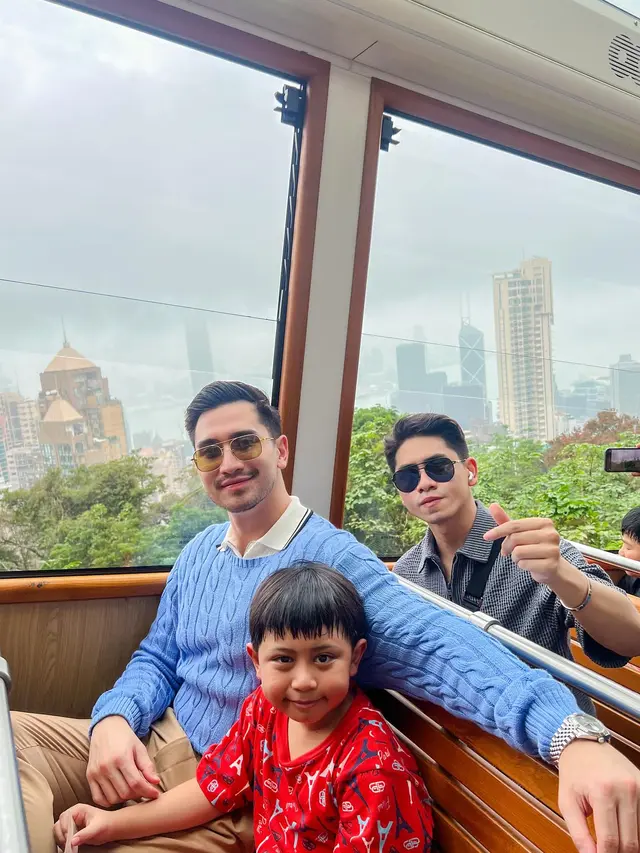 7 Momen Verrell Bramasta Liburan Ke Hong Kong, Hadiah Untuk Adik Tiri Usai Sunat