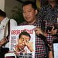 Pemimpin Redaksi Tabloid Obor Rakyat Setyardi Budiyono memegang tabloid Obor Rakyat  seusai menjalani pemeriksaan di Bareskrim Mabes Polri, Jakarta, Senin (23/6). (ANTARA FOTO/Reno Esnir)