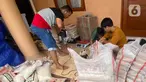 Pekerja melakukan pengemasan beras dalam ukuran 3 Kg dan 5 Kg di kawasan Pisangan Baru, Jakarta Timur, Selasa (20/4/2021). Pengemasan ulang beras 3 kg dan 5 Kg mengalami peningkatan 20% sampai 30% selama seminggu memasuki bulan puasa. (Liputan6.com/Herman Zakharia)