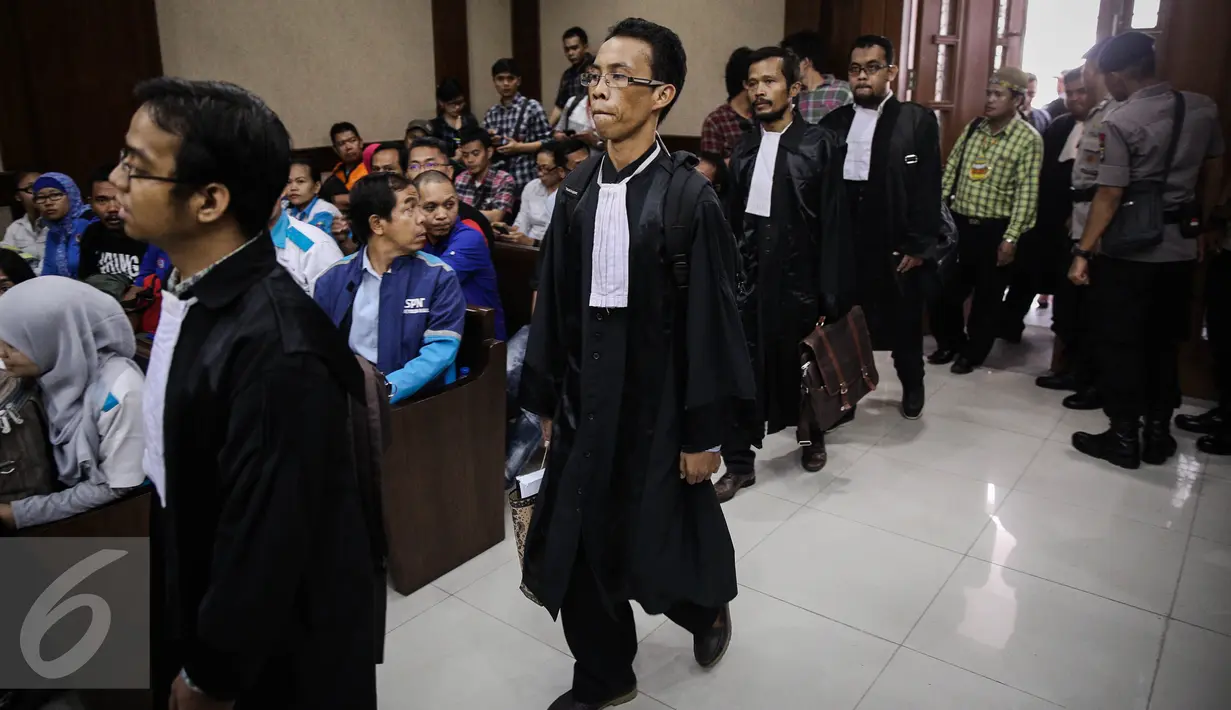 Sejumlah pengacara terdakwa hadir dalam sidang di Pengadilan Negeri (PN) Jakarta Pusat, Senin (28/3/2016). Aparat kepolisian diduga melakukan kriminalisasi saat mereka menjalankan kerja bantuan hukum kepada buruh. (Liputan6.com/Faizal Fanani)