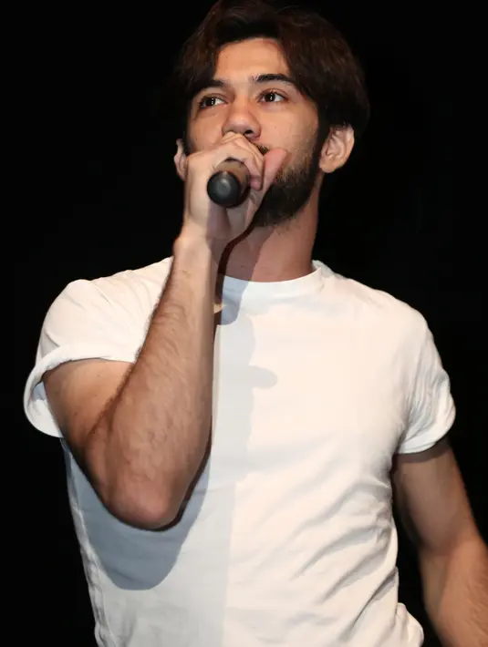 Pemeran Utama Pria Terbaik di Festival Film Indonesia 2016 itu menyukai film dokumenter. Sejak kecil gemar nonton discovery channel. Kecintaannya pada film documenter itu membuat ia memaksa terlibat dalam film Banda. (Galih W Satria/dok. Bintang.com)