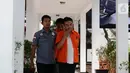 Sutradara Amir Mirza Gumay (kanan) saat dihadirkan dalam rilis kasus narkoba yang menjeratnya di Polda Metro Jaya, Jakarta, Kamis (17/10). Polisi menangkap Amir Mirza Gumay bersama dua orang lainnya. (Liputan6.com/Herman Zakharia)