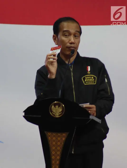 Presiden Joko Widodo menunjukkan Kartu Keluarga Sejahtera saat menghadiri sosialisasi Bansos Program Keluarga Harapan (PKH) Tahun 2019 di Gelanggang Remaja, Jakarta, Senin (3/12). (Liputan6 com/Angga Yuniar)