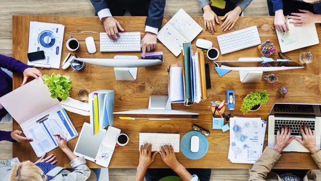 Ilustrasi meja berantakan