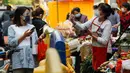 Warga membeli makanan di Wuhan, ibu kota Provinsi Hubei, China tengah,(16/4/2020). Seiring meredanya epidemi COVID-19, kehidupan berangsur kembali normal di Wuhan. (Xinhua/Shen Bohan)