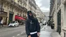 Nam Joonhyuk tampil serba hitam dengan outfitnya, ia mengenakan sweater dipadukan inner putih dan celana hitam. Ia memilih membawa Dior Normandie Tote bag hitam. [@skawngur]