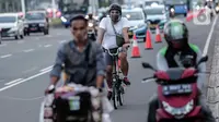 Pesepeda melintasi jalur sepeda di Jalan MH Thamrin - Sudirman, Jakarta, Rabu (22/7/2020). Direktur Jenderal Perhubungan Kemenhub Darat Budi Setiyadi mengatakan dan menargetkan aturan Regulasi untuk menjamin keselamatan pesepeda terbit pada Agustus mendatang. (Liputan6.com/Johan Tallo)