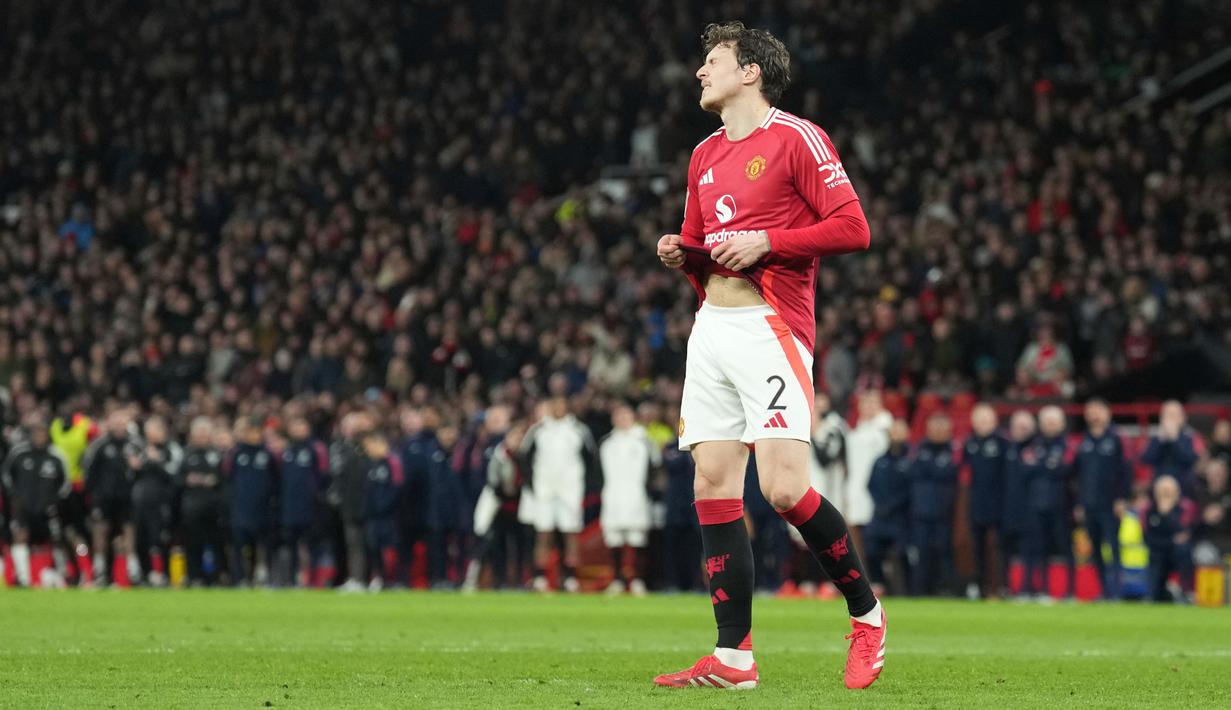 Di babak adu penalti, dua penendang MU yakni Victor Lindelof dan Joshua Zirkzee gagal mencetak gol. Fulham pun menang dengan skor 4-3. (AP Photo/Jon Super)