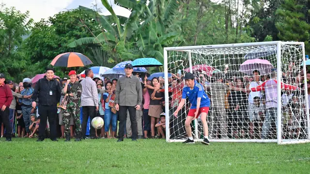 Presiden Joko Widodo atau Jokowi bermain sepak bola bersama warga Desa Batu Cermin di Lapangan Bola Wae Kesambi, NTT, Senin (4/12/2023).
