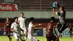 Kiper Persija Jakarta, Andritany Ardhiyasa (kanan) berhasil menangkap bola hasil tendangan pemain PSM Makassar dalam laga leg pertama semifinal Piala Menpora 2021 di Stadion Maguwoharjo, Sleman, Kamis (15/4/2021). Kedua tim bermain imbang 0-0. (Bola.com/Ikhwan Yanuar)