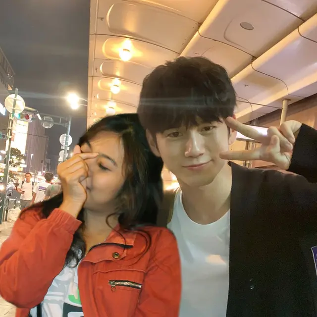 6 Editan Foto Bareng Artis Korea Ini Kocak, Halu Banget