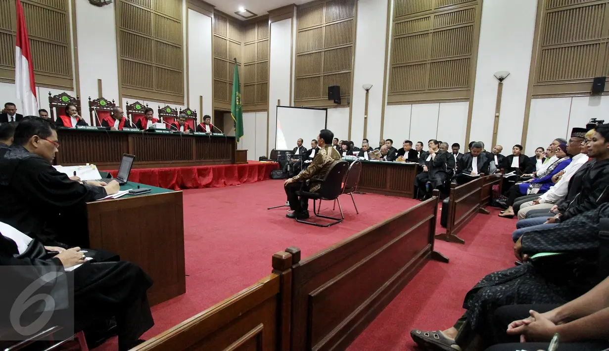 Suasana persidangan Lanjutan dugaan kasus penistaan agama yang dilakukan  Basuki T Purnama di Auditorium Kementan, Jakarta Selatan, Selasa (17/1). Sidang ke-6 ini juga mendengarkan 2 saksi penyidik dari Polres Bogor. (Liputan6.com/Resa Esnir/Pool)