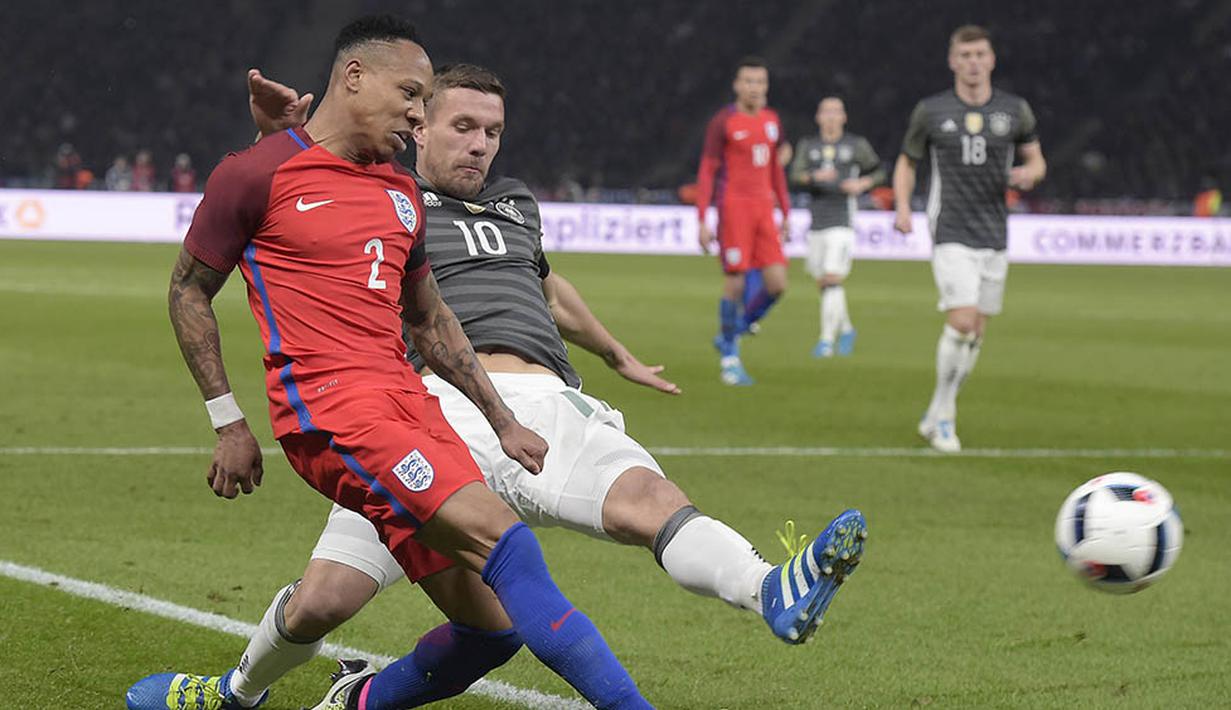 Bek sayap Inggris, Nathaniel Clyne, dibayangi gelandang Jerman, Lukas Podolski, pada laga persahabatan di Olympiastadion, Berlin, Sabtu (26/3/2016). Inggris berhasil membalikan keadaan menjadi 3-2. (AFP/Tobias Schwarz)
