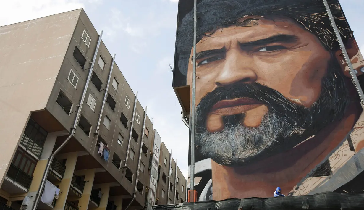 Sebuah karya seni mural bergambar wajah legenda Napoli, Diego Maradona, menghiasi sebuah tembok apartemen di kawasan Bronx dekat markas Napoli, Selasa (28/2/2017). (AFP/Renato Esposito)