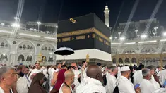 Umat Muslim berkumpul untuk salat di sekitar Ka'bah, kompleks Masjidil Haram, kota Makkah pada 2 Juni 2025. (Foto oleh AFP)