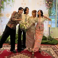 Sheila Dara Kenakan Kebaya Bordiran Bunga saat Tunangan sang Adik. [@vidialdiano]