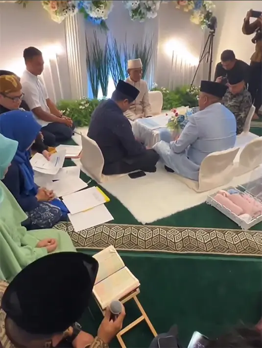 "Terima kasih kami ucapkan kepada Bapak Erick Thohir @erickthohir dan Bapak Sufmi Dasco Ahmad @sufmi_dasco sebagai Saksi Nikah kedua mempelai.," Andre. [Instagram/andre_rosiade/bravecation]