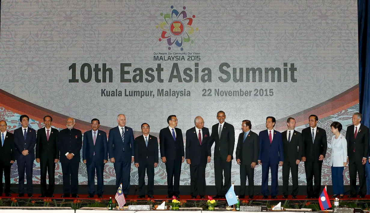 Presiden Jokowi (kelima kiri) berfoto bersama para petinggi negara lainnya pada KTT Asia Timur ( EAS ) di Kuala Lumpur, Malaysia, (22/11). Acara ini diikuti oleh 27 negara.  (REUTERS/Jonathan Ernst)