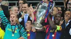 Bek Barcelona asal Prancis Eric Abidal (kanan) mengangkat trofi Liga Champions usai mengalahkan Manchester United dalam partai final di Wembley Stadium, 28 Mei 2011. AFP PHOTO/CARL DE SOUZA