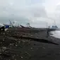 Pantai Rawa Jarit, Kemiren dan Cilacap Jawa Tengah mengalami abrasi parah akibat terjangan gelombang tinggi atau pasang air laut. (Foto: Liputan6.com/BPBD CLP/Muhamad Ridlo)